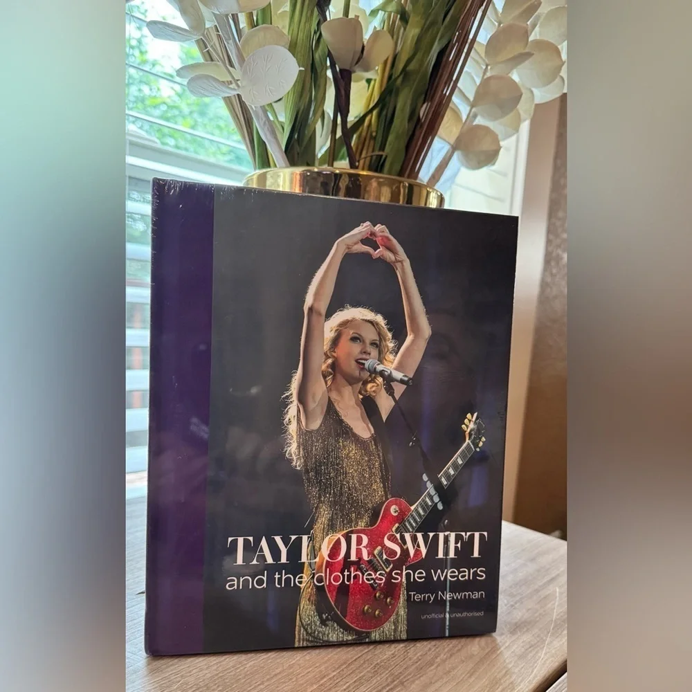 Taylor Swift: And the Clothes She Wears, Hardcover by Terry Newman Brand New